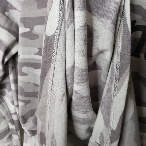 Torrid Top "Can't I'm Busy" Gray Camo Size 0 Large 12 Long Sleeve Hoodie Tee NWT - Picture 11 of 16